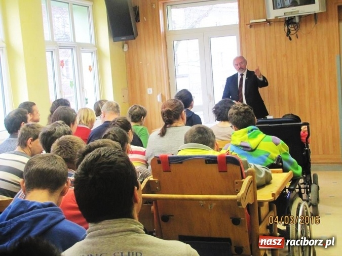 Zdjęcie w galerii na portalu naszraciborz.pl: Czesław Sobierajski spotkał się z podopiecznymi Raciborskiego Centrum Rehabilitacji Osób Niepełnosprawnych wiadomości z regionu