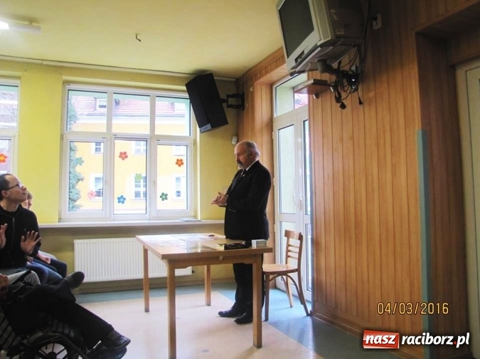 Zdjęcie w galerii na portalu naszraciborz.pl: Czesław Sobierajski spotkał się z podopiecznymi Raciborskiego Centrum Rehabilitacji Osób Niepełnosprawnych wiadomości z regionu