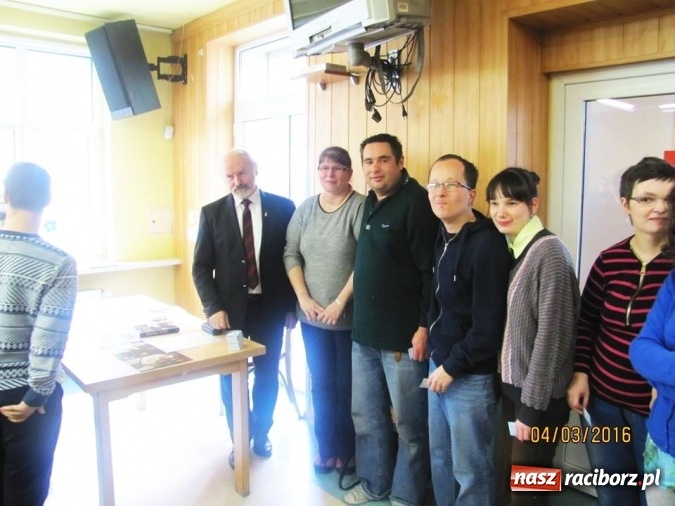 Zdjęcie w galerii na portalu naszraciborz.pl: Czesław Sobierajski spotkał się z podopiecznymi Raciborskiego Centrum Rehabilitacji Osób Niepełnosprawnych wiadomości z regionu