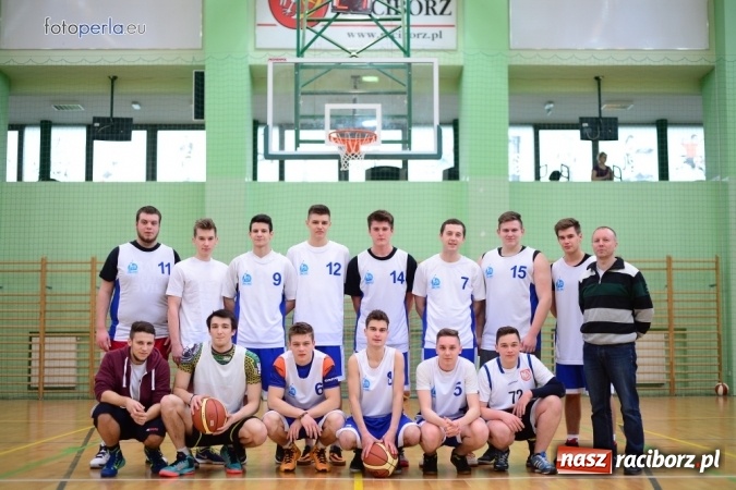 Zdjęcie w galerii na portalu naszraciborz.pl: Powiatowe Rozgrywki Szk&oacute;ł Ponadgimnazjalnych w Koszyk&oacute;wce Chłopc&oacute;w wiadomości z regionu