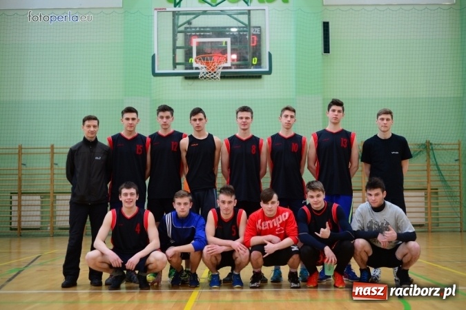 Zdjęcie w galerii na portalu naszraciborz.pl: Powiatowe Rozgrywki Szk&oacute;ł Ponadgimnazjalnych w Koszyk&oacute;wce Chłopc&oacute;w wiadomości z regionu