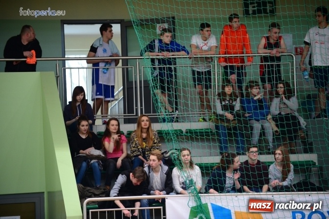 Zdjęcie w galerii na portalu naszraciborz.pl: Powiatowe Rozgrywki Szk&oacute;ł Ponadgimnazjalnych w Koszyk&oacute;wce Chłopc&oacute;w wiadomości z regionu