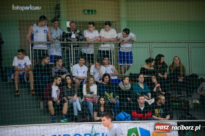 Zdjęcie w galerii na portalu naszraciborz.pl: Powiatowe Rozgrywki Szk&oacute;ł Ponadgimnazjalnych w Koszyk&oacute;wce Chłopc&oacute;w wiadomości z regionu