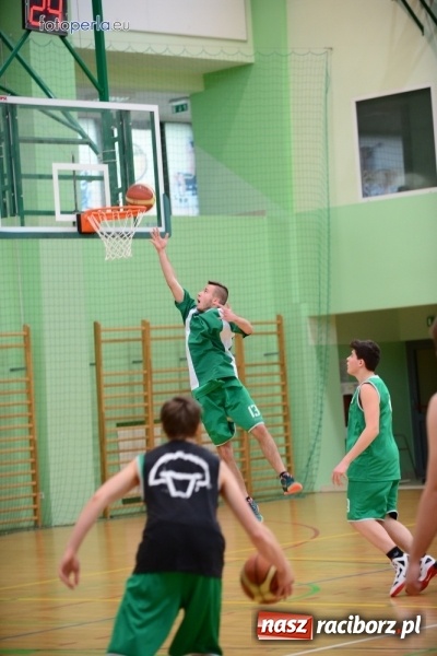 Zdjęcie w galerii na portalu naszraciborz.pl: Powiatowe Rozgrywki Szk&oacute;ł Ponadgimnazjalnych w Koszyk&oacute;wce Chłopc&oacute;w wiadomości z regionu