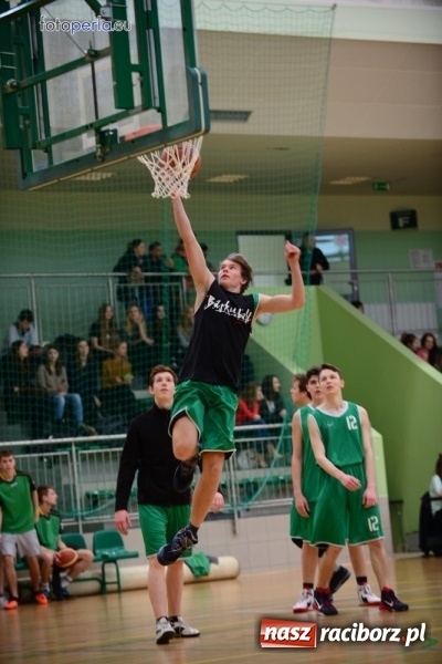 Zdjęcie w galerii na portalu naszraciborz.pl: Powiatowe Rozgrywki Szk&oacute;ł Ponadgimnazjalnych w Koszyk&oacute;wce Chłopc&oacute;w wiadomości z regionu