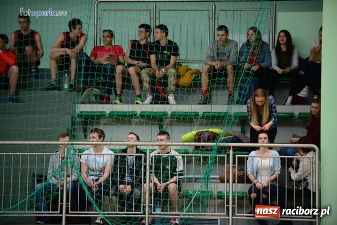 Zdjęcie w galerii na portalu naszraciborz.pl: Powiatowe Rozgrywki Szk&oacute;ł Ponadgimnazjalnych w Koszyk&oacute;wce Chłopc&oacute;w wiadomości z regionu