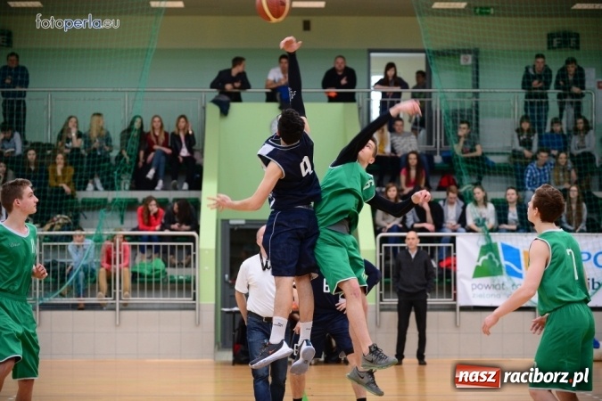 Zdjęcie w galerii na portalu naszraciborz.pl: Powiatowe Rozgrywki Szk&oacute;ł Ponadgimnazjalnych w Koszyk&oacute;wce Chłopc&oacute;w wiadomości z regionu
