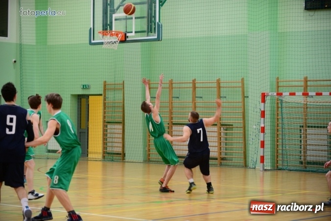 Zdjęcie w galerii na portalu naszraciborz.pl: Powiatowe Rozgrywki Szk&oacute;ł Ponadgimnazjalnych w Koszyk&oacute;wce Chłopc&oacute;w wiadomości z regionu