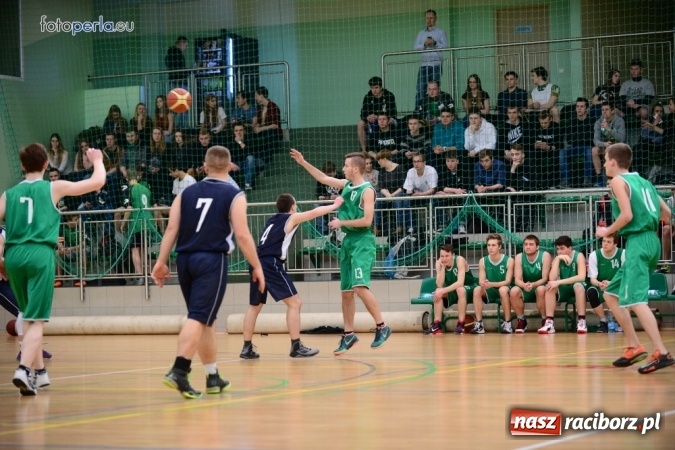 Zdjęcie w galerii na portalu naszraciborz.pl: Powiatowe Rozgrywki Szk&oacute;ł Ponadgimnazjalnych w Koszyk&oacute;wce Chłopc&oacute;w wiadomości z regionu