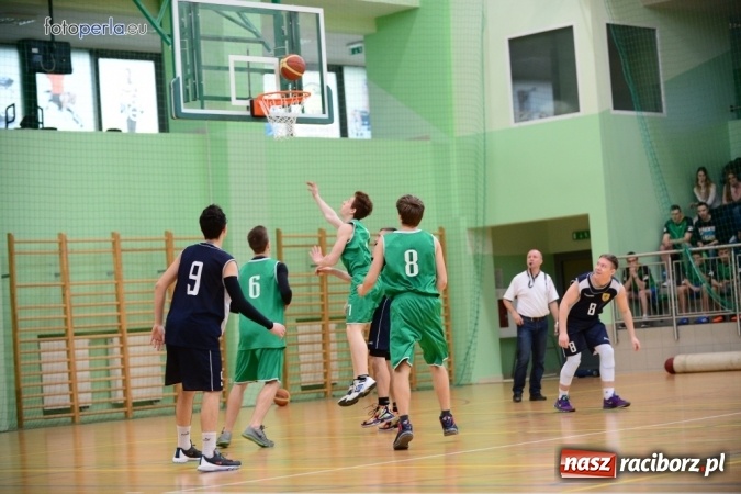 Zdjęcie w galerii na portalu naszraciborz.pl: Powiatowe Rozgrywki Szk&oacute;ł Ponadgimnazjalnych w Koszyk&oacute;wce Chłopc&oacute;w wiadomości z regionu