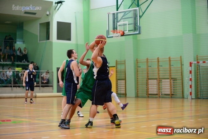 Zdjęcie w galerii na portalu naszraciborz.pl: Powiatowe Rozgrywki Szk&oacute;ł Ponadgimnazjalnych w Koszyk&oacute;wce Chłopc&oacute;w wiadomości z regionu