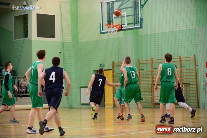 Zdjęcie w galerii na portalu naszraciborz.pl: Powiatowe Rozgrywki Szk&oacute;ł Ponadgimnazjalnych w Koszyk&oacute;wce Chłopc&oacute;w wiadomości z regionu