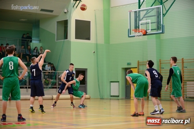 Zdjęcie w galerii na portalu naszraciborz.pl: Powiatowe Rozgrywki Szk&oacute;ł Ponadgimnazjalnych w Koszyk&oacute;wce Chłopc&oacute;w wiadomości z regionu
