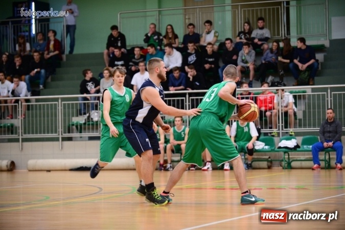 Zdjęcie w galerii na portalu naszraciborz.pl: Powiatowe Rozgrywki Szk&oacute;ł Ponadgimnazjalnych w Koszyk&oacute;wce Chłopc&oacute;w wiadomości z regionu