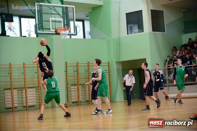 Zdjęcie w galerii na portalu naszraciborz.pl: Powiatowe Rozgrywki Szk&oacute;ł Ponadgimnazjalnych w Koszyk&oacute;wce Chłopc&oacute;w wiadomości z regionu