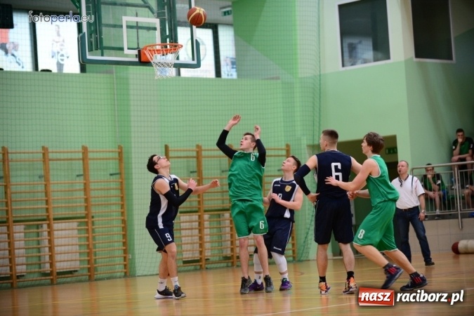 Zdjęcie w galerii na portalu naszraciborz.pl: Powiatowe Rozgrywki Szk&oacute;ł Ponadgimnazjalnych w Koszyk&oacute;wce Chłopc&oacute;w wiadomości z regionu