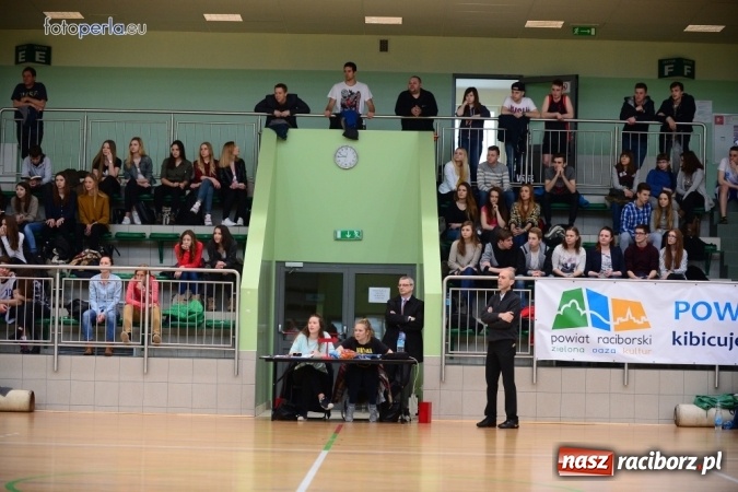Zdjęcie w galerii na portalu naszraciborz.pl: Powiatowe Rozgrywki Szk&oacute;ł Ponadgimnazjalnych w Koszyk&oacute;wce Chłopc&oacute;w wiadomości z regionu