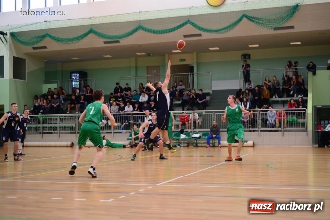 Zdjęcie w galerii na portalu naszraciborz.pl: Powiatowe Rozgrywki Szk&oacute;ł Ponadgimnazjalnych w Koszyk&oacute;wce Chłopc&oacute;w wiadomości z regionu