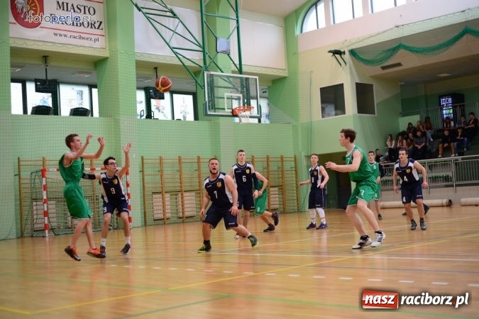 Zdjęcie w galerii na portalu naszraciborz.pl: Powiatowe Rozgrywki Szk&oacute;ł Ponadgimnazjalnych w Koszyk&oacute;wce Chłopc&oacute;w wiadomości z regionu
