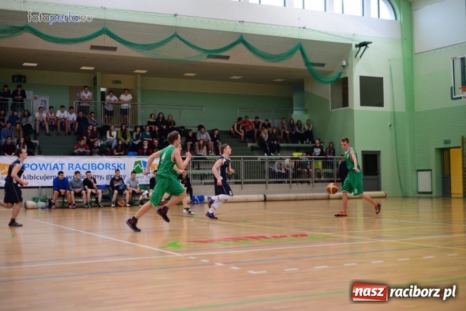 Zdjęcie w galerii na portalu naszraciborz.pl: Powiatowe Rozgrywki Szk&oacute;ł Ponadgimnazjalnych w Koszyk&oacute;wce Chłopc&oacute;w wiadomości z regionu