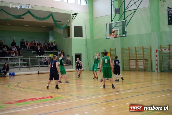Zdjęcie w galerii na portalu naszraciborz.pl: Powiatowe Rozgrywki Szk&oacute;ł Ponadgimnazjalnych w Koszyk&oacute;wce Chłopc&oacute;w wiadomości z regionu