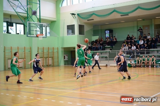 Zdjęcie w galerii na portalu naszraciborz.pl: Powiatowe Rozgrywki Szk&oacute;ł Ponadgimnazjalnych w Koszyk&oacute;wce Chłopc&oacute;w wiadomości z regionu