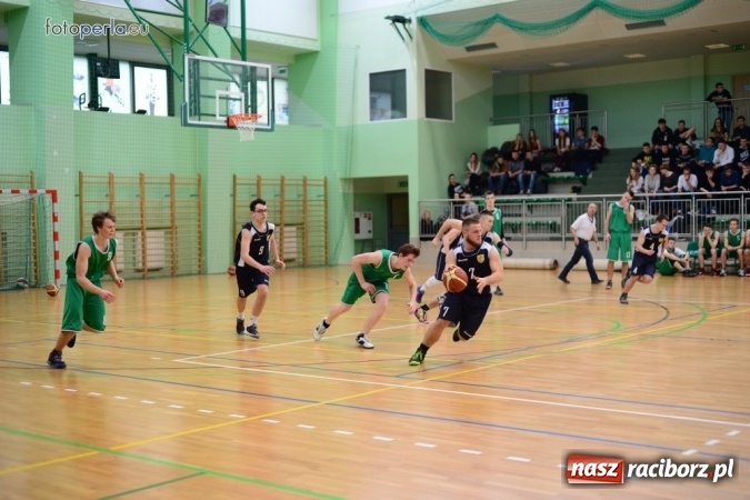 Zdjęcie w galerii na portalu naszraciborz.pl: Powiatowe Rozgrywki Szk&oacute;ł Ponadgimnazjalnych w Koszyk&oacute;wce Chłopc&oacute;w wiadomości z regionu