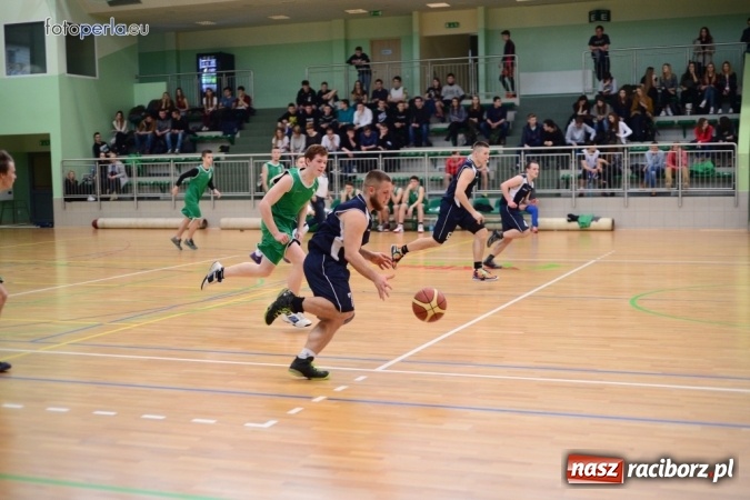 Zdjęcie w galerii na portalu naszraciborz.pl: Powiatowe Rozgrywki Szk&oacute;ł Ponadgimnazjalnych w Koszyk&oacute;wce Chłopc&oacute;w wiadomości z regionu