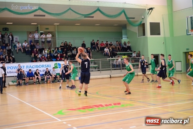 Zdjęcie w galerii na portalu naszraciborz.pl: Powiatowe Rozgrywki Szk&oacute;ł Ponadgimnazjalnych w Koszyk&oacute;wce Chłopc&oacute;w wiadomości z regionu