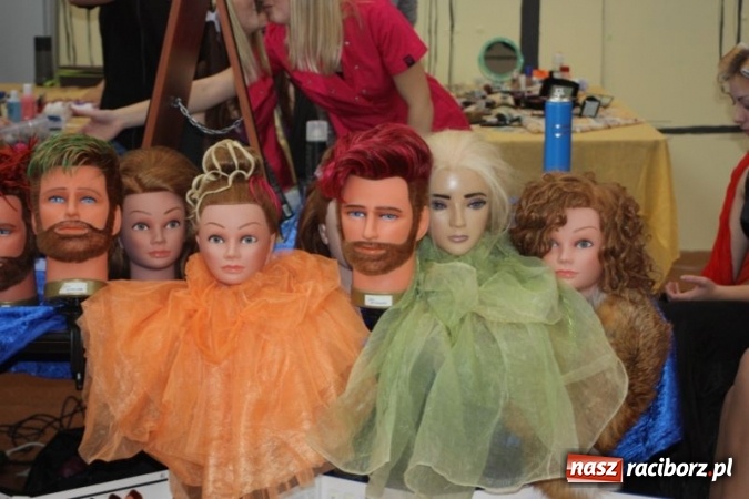 Zdjęcie w galerii na portalu naszraciborz.pl: Fryzjerski kunszt uczennic Centrum Kształcenia Zawodowego i Ustawicznego nr 1 wiadomości z regionu