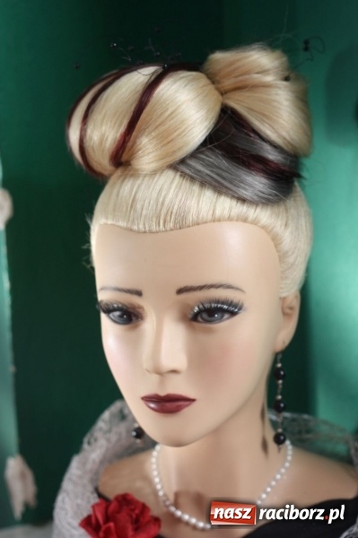 Zdjęcie w galerii na portalu naszraciborz.pl: Fryzjerski kunszt uczennic Centrum Kształcenia Zawodowego i Ustawicznego nr 1 wiadomości z regionu