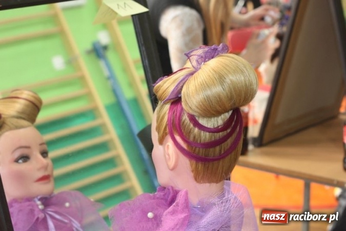 Zdjęcie w galerii na portalu naszraciborz.pl: Fryzjerski kunszt uczennic Centrum Kształcenia Zawodowego i Ustawicznego nr 1 wiadomości z regionu