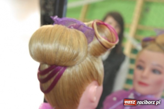 Zdjęcie w galerii na portalu naszraciborz.pl: Fryzjerski kunszt uczennic Centrum Kształcenia Zawodowego i Ustawicznego nr 1 wiadomości z regionu