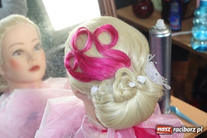 Zdjęcie w galerii na portalu naszraciborz.pl: Fryzjerski kunszt uczennic Centrum Kształcenia Zawodowego i Ustawicznego nr 1 wiadomości z regionu