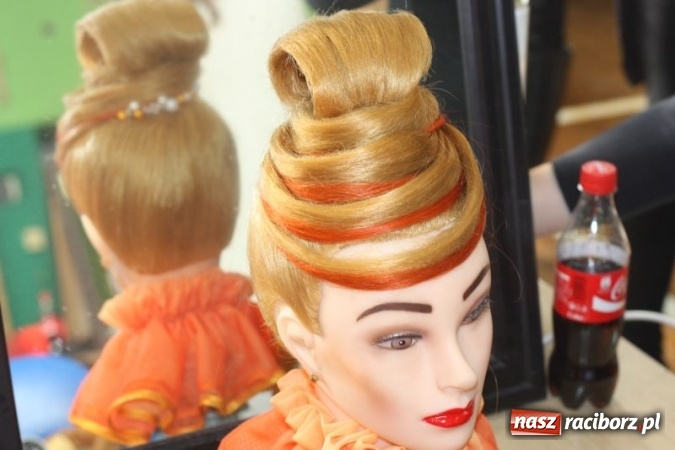 Zdjęcie w galerii na portalu naszraciborz.pl: Fryzjerski kunszt uczennic Centrum Kształcenia Zawodowego i Ustawicznego nr 1 wiadomości z regionu