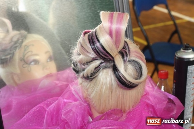 Zdjęcie w galerii na portalu naszraciborz.pl: Fryzjerski kunszt uczennic Centrum Kształcenia Zawodowego i Ustawicznego nr 1 wiadomości z regionu