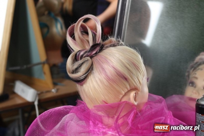 Zdjęcie w galerii na portalu naszraciborz.pl: Fryzjerski kunszt uczennic Centrum Kształcenia Zawodowego i Ustawicznego nr 1 wiadomości z regionu