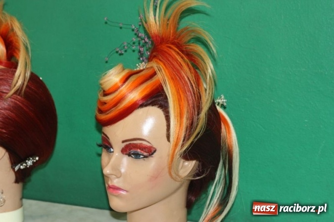 Zdjęcie w galerii na portalu naszraciborz.pl: Fryzjerski kunszt uczennic Centrum Kształcenia Zawodowego i Ustawicznego nr 1 wiadomości z regionu