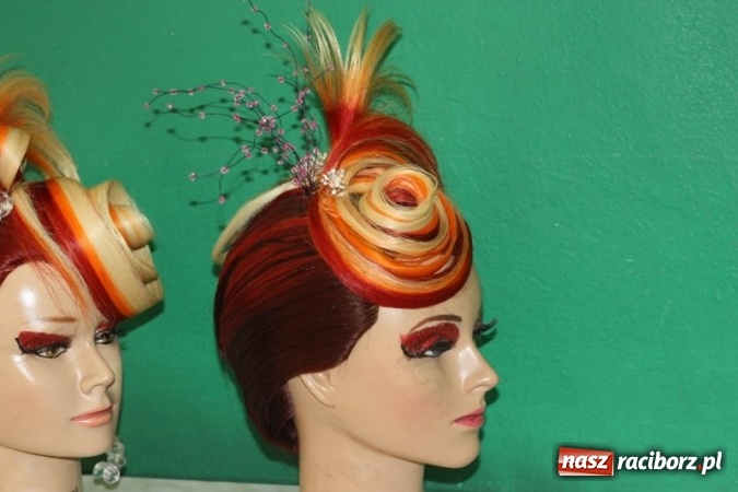 Zdjęcie w galerii na portalu naszraciborz.pl: Fryzjerski kunszt uczennic Centrum Kształcenia Zawodowego i Ustawicznego nr 1 wiadomości z regionu