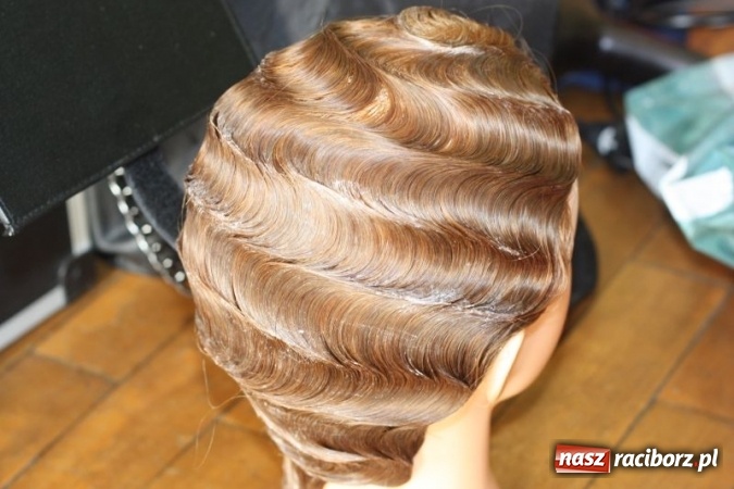 Zdjęcie w galerii na portalu naszraciborz.pl: Fryzjerski kunszt uczennic Centrum Kształcenia Zawodowego i Ustawicznego nr 1 wiadomości z regionu