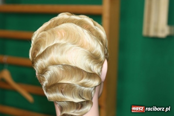 Zdjęcie w galerii na portalu naszraciborz.pl: Fryzjerski kunszt uczennic Centrum Kształcenia Zawodowego i Ustawicznego nr 1 wiadomości z regionu