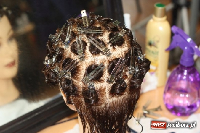 Zdjęcie w galerii na portalu naszraciborz.pl: Fryzjerski kunszt uczennic Centrum Kształcenia Zawodowego i Ustawicznego nr 1 wiadomości z regionu