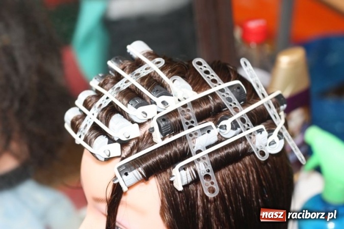 Zdjęcie w galerii na portalu naszraciborz.pl: Fryzjerski kunszt uczennic Centrum Kształcenia Zawodowego i Ustawicznego nr 1 wiadomości z regionu