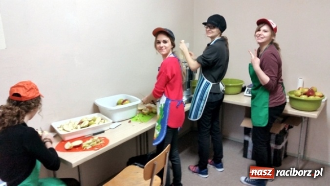 Zdjęcie w galerii na portalu naszraciborz.pl: Witaminki Mickiewicza - w II LO działa młodzieżowe miniprzedsiębiorstwo  wiadomości z regionu