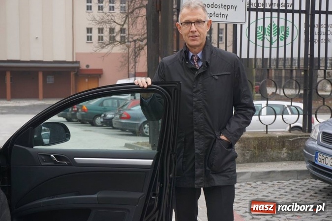 Zdjęcie w galerii na portalu naszraciborz.pl: Na początek prezydent, a potem radni i znane osoby mają zachęcać do zapełniania pustego parkingu wiadomości z regionu