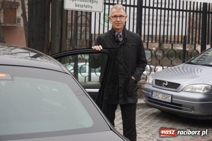 Zdjęcie w galerii na portalu naszraciborz.pl: Na początek prezydent, a potem radni i znane osoby mają zachęcać do zapełniania pustego parkingu wiadomości z regionu