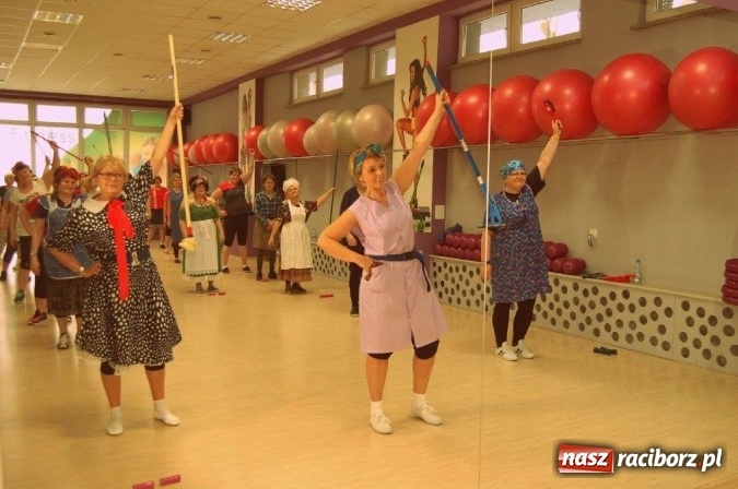 Zdjęcie w galerii na portalu naszraciborz.pl: Powrót do PRL-u, czyli Dzień Kobiet w Akademii Fitness wiadomości z regionu