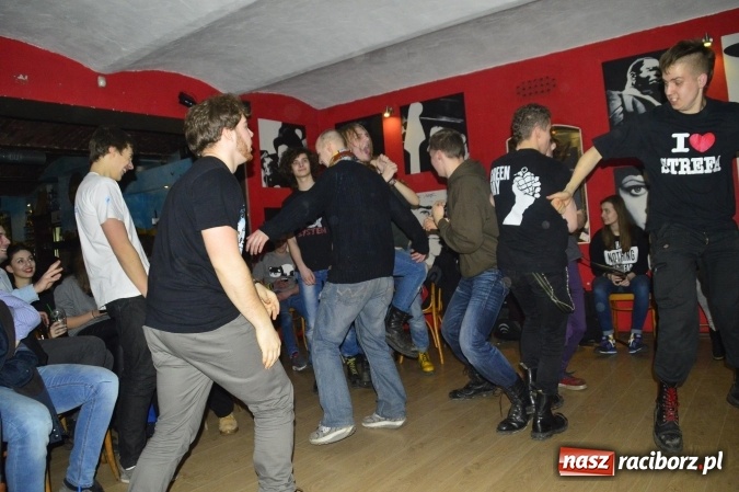 Zdjęcie w galerii na portalu naszraciborz.pl: Joyride oraz Li’ zagrali na Końcu Świata wiadomości z regionu