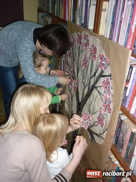 Zdjęcie w galerii na portalu naszraciborz.pl: Pani Wiosna zawitała do biblioteki na Ostrogu  wiadomości z regionu