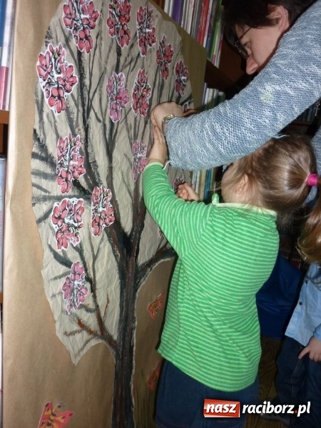 Zdjęcie w galerii na portalu naszraciborz.pl: Pani Wiosna zawitała do biblioteki na Ostrogu  wiadomości z regionu